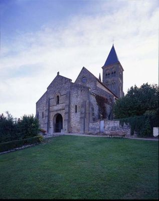 L’église du XIe siècle en haut de la colline qui domine le quartier Saint-Germain. © Inventaire Général, ADAGP. Cliché R. Choplain