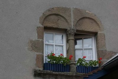 Détail de la fenêtre du logis du XIIIe siècle. © M.-E. Bruel